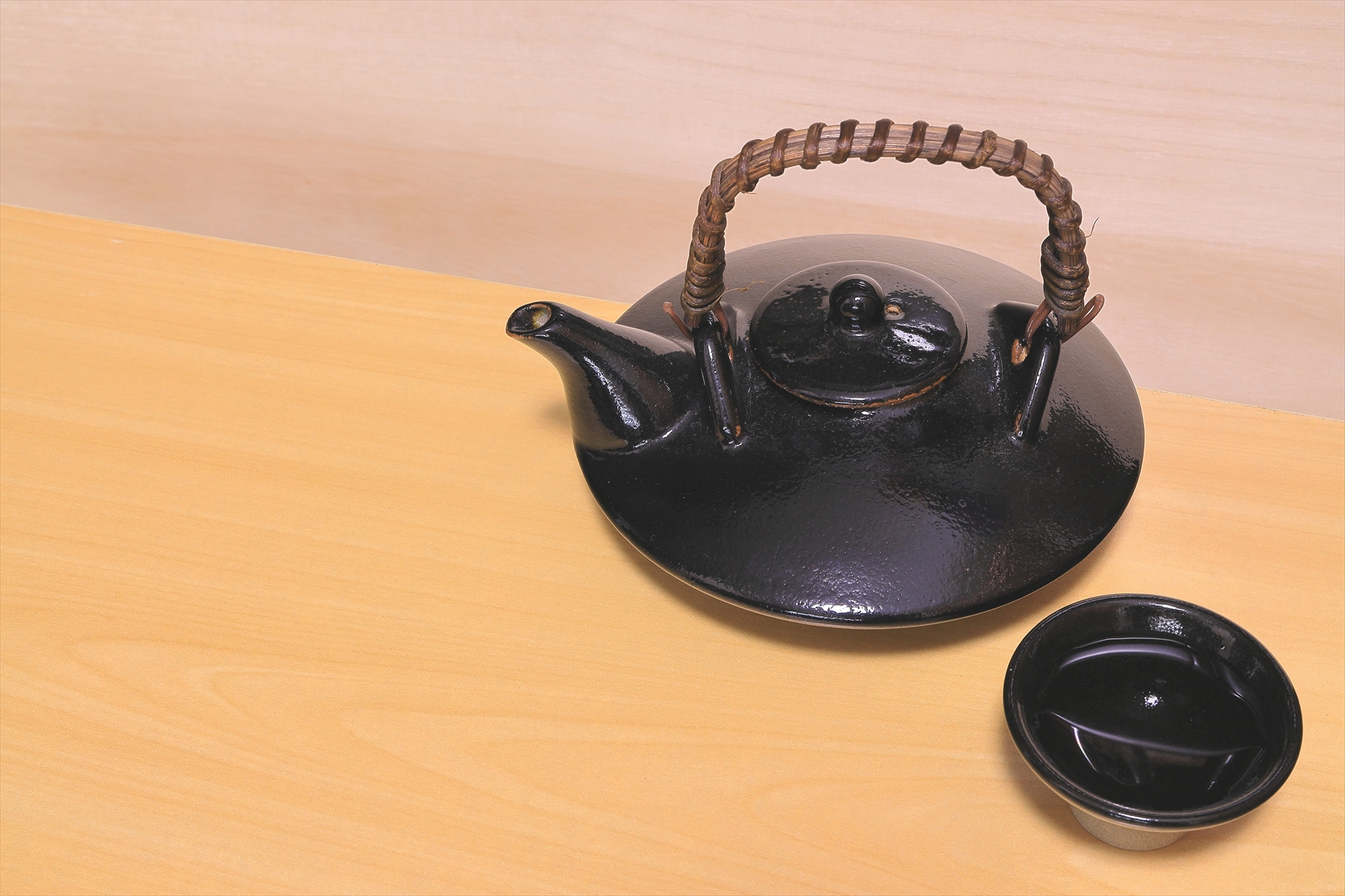 薩摩焼の歴史と魅力：白薩摩と黒薩摩が育んだ美の系譜 | （公式）物品