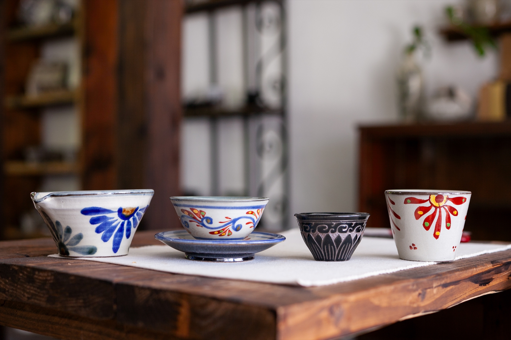 壺屋焼とは？沖縄の伝統陶芸が育んだ色彩と形の魅力を紐解く | （公式