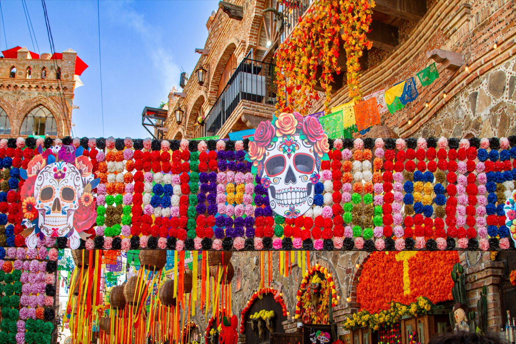 メキシコの「死者の日」とは？歴史・文化・祭壇を彩る伝統品の意味を